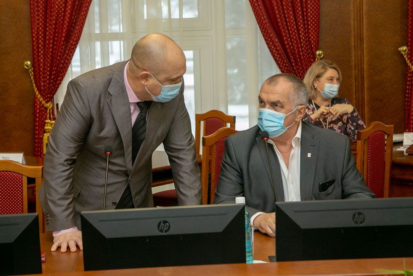 Депутаты Игорь Гришунин (слева) и Николай Мочалин (справа) на заседании комитета по социальной политике