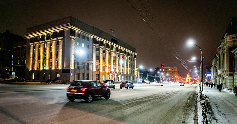 Мэрия Новосибирска зимним вечером