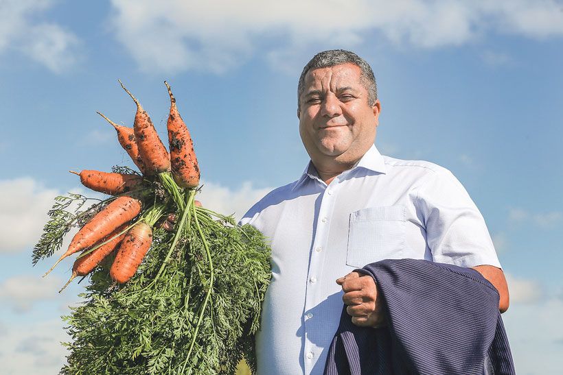 Шакир Сулейманов с морковкой в руках