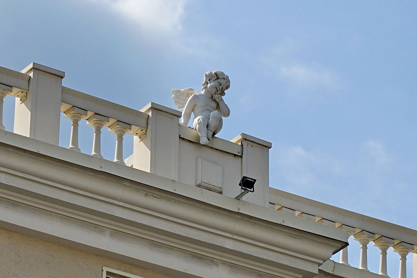 Скульптура ангела на крыше здания