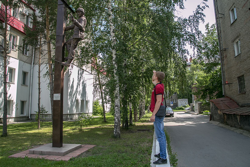 Памятник электромонтеру на улице Семьи Шамшиных