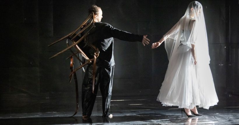 мужчина и женщина в платье невесты на сцене театра