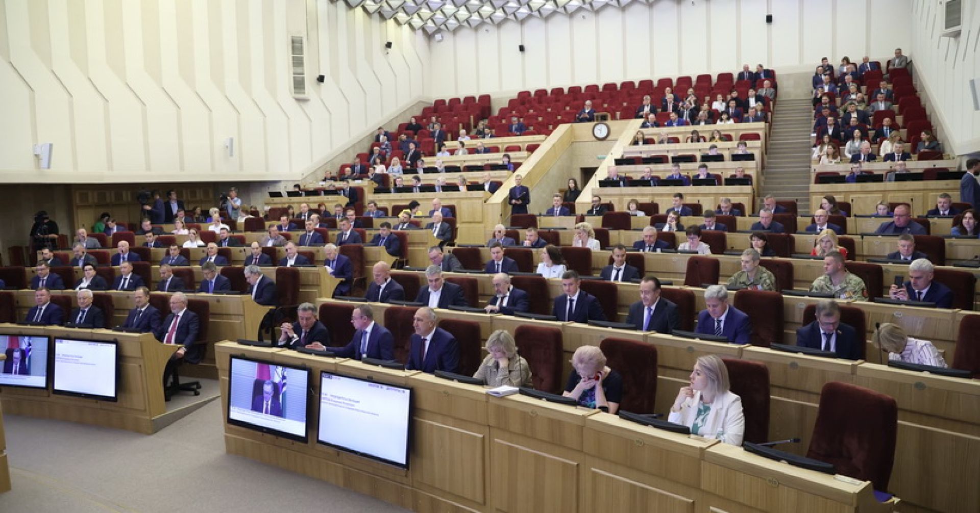зал сессии заксобрания