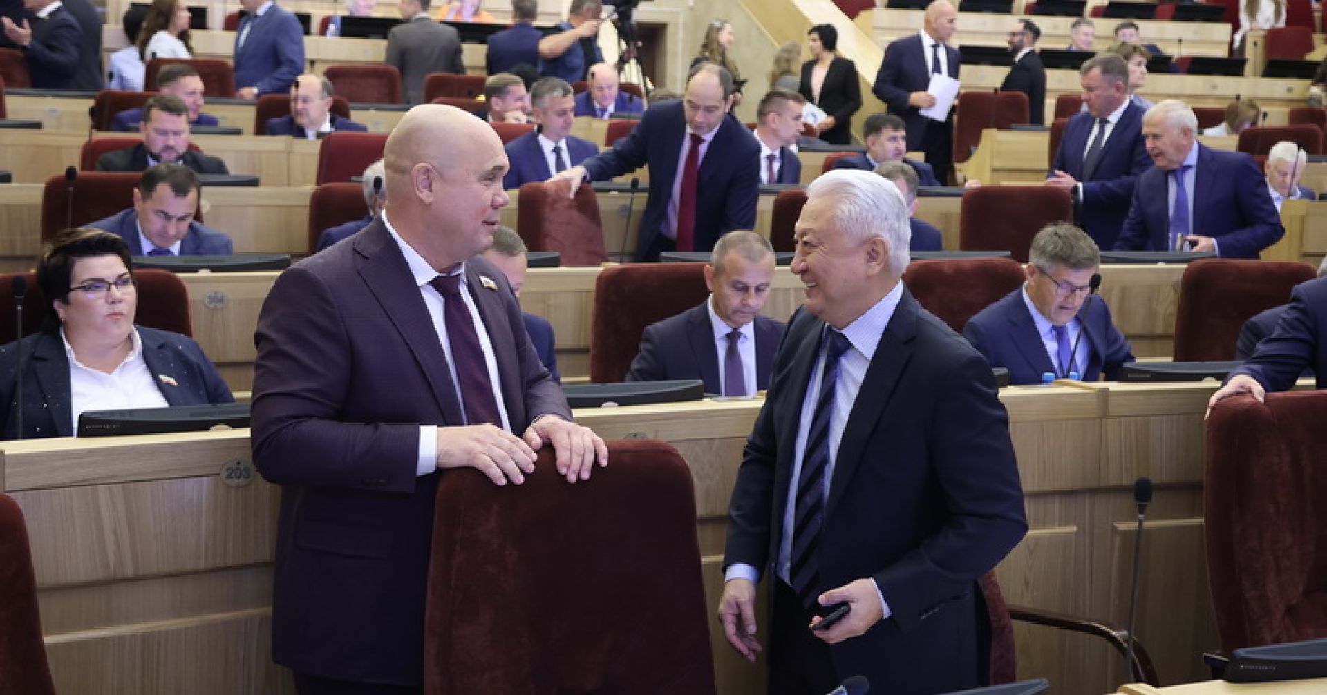 депутаты Игорь Гришунин и Вениамин Пак