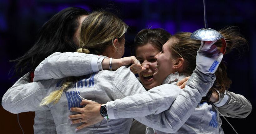 Российские саблистки обнимаются после победы на Олимпиаде