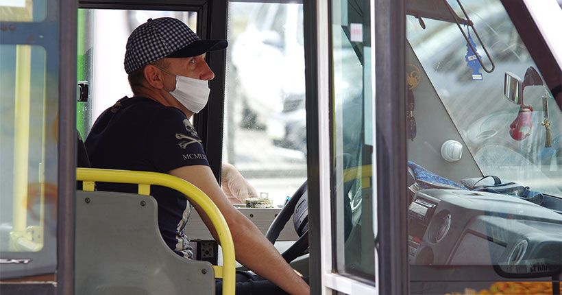 водитель автобуса в маске