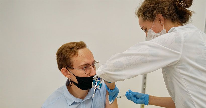 медсестра ставит вакцину против коронавируса