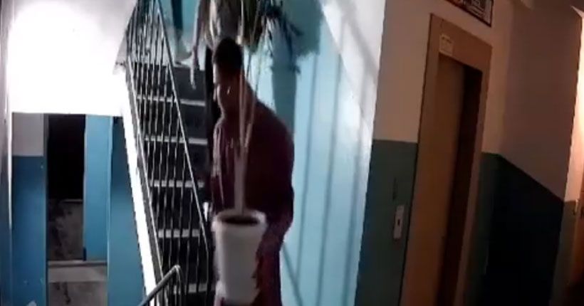 мужчина идёт по подъезду
