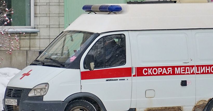 По улице едет реанимобиль