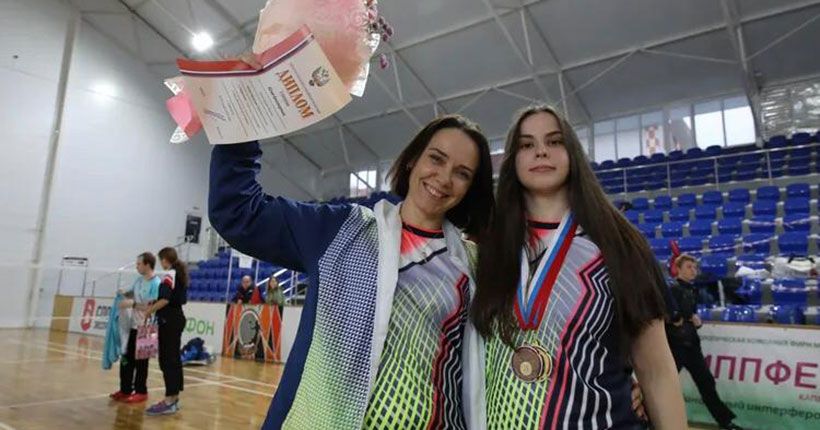 Светлана Ушакова и Анна Пушкаревская с грамотами победителя