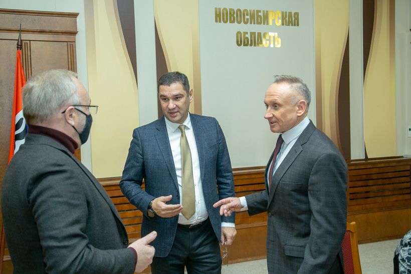 Председатель бюджетного комитета Фёдор Николаев (в центре)  и первый вице-спикер заксобрания Андрей Панфёров (справа)