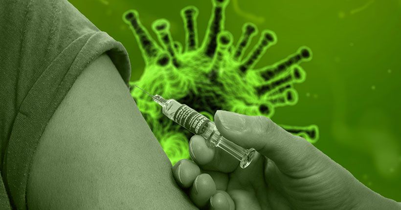 Вкалывают вакцину от коронавируса в руку