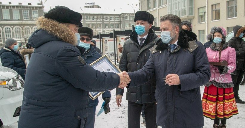 Шимкив вручает ключи