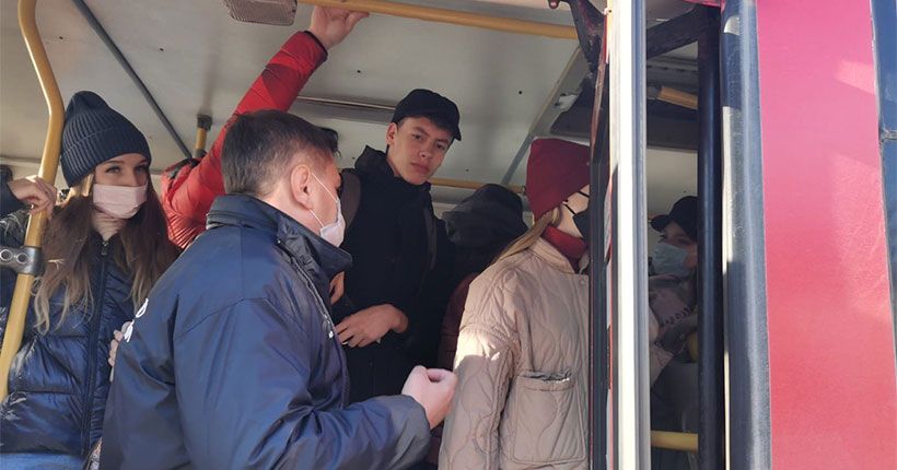 пассажиры на автобусной остановке