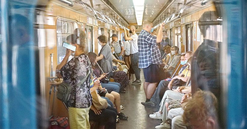 вагон метро с пассажирами