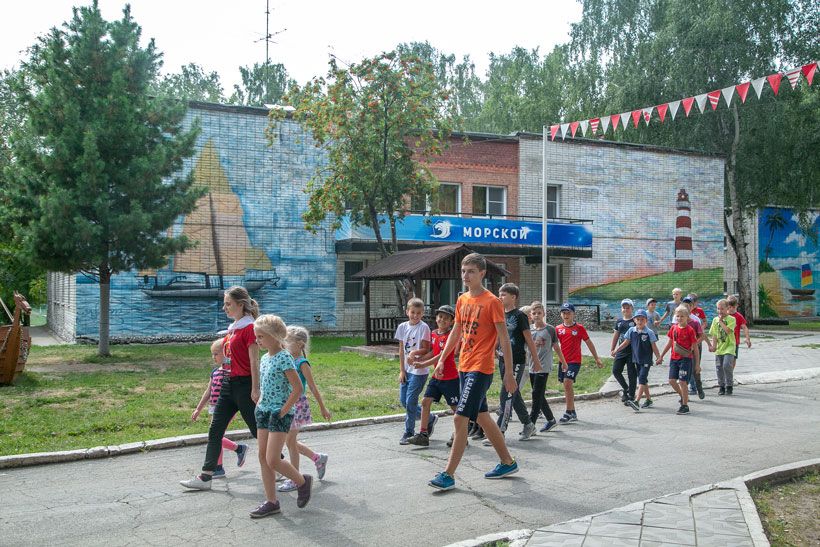 Школьники в летнем лагере