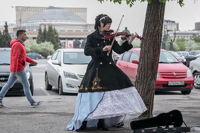 Уличный музыкант Новосибирска на площади Ленина