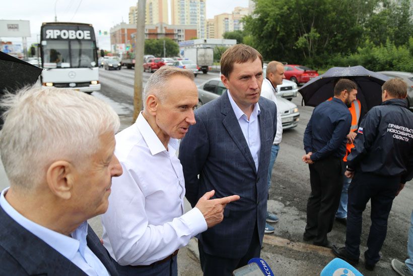 Андрей Панфёров и Виктор Игнатов осматривают дорожный ремонт