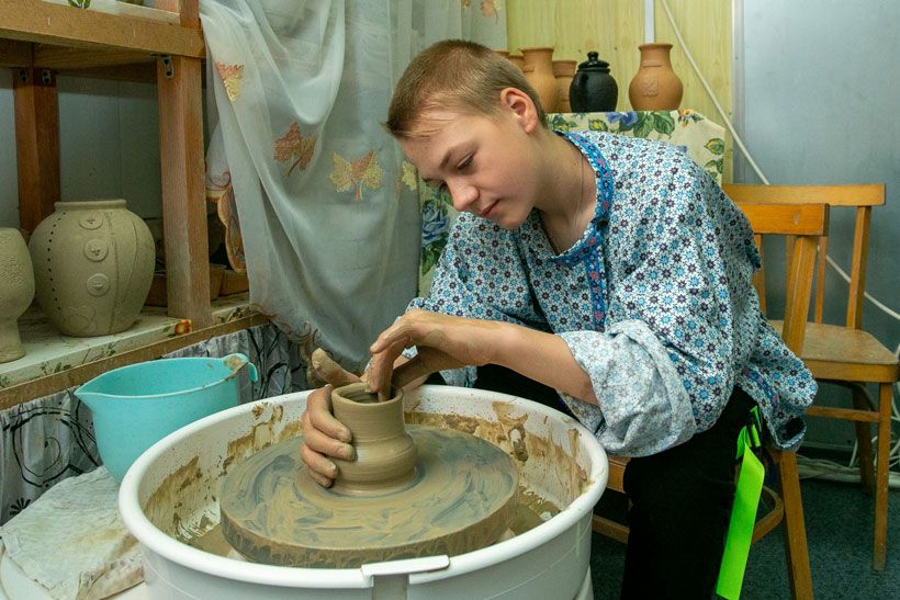 Мальчик работает на гончарном круге в Доме ремёсел "Слобода"