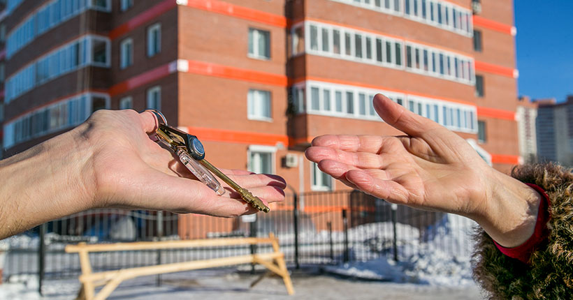 Люди передают ключи от квартиры