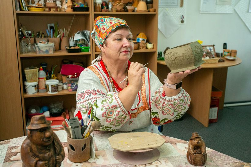 Художница Елена Переверзина расписывает керамическое изделие