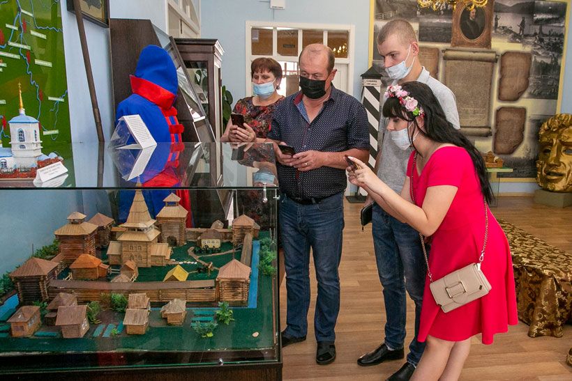 туристы фотографируют экспонаты музея Колывани