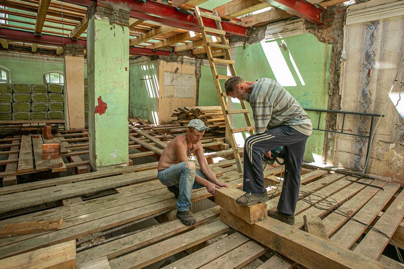 Строители проводят ремонтные работы в доме-памятнике Гаврилы Ивановича Пастухова