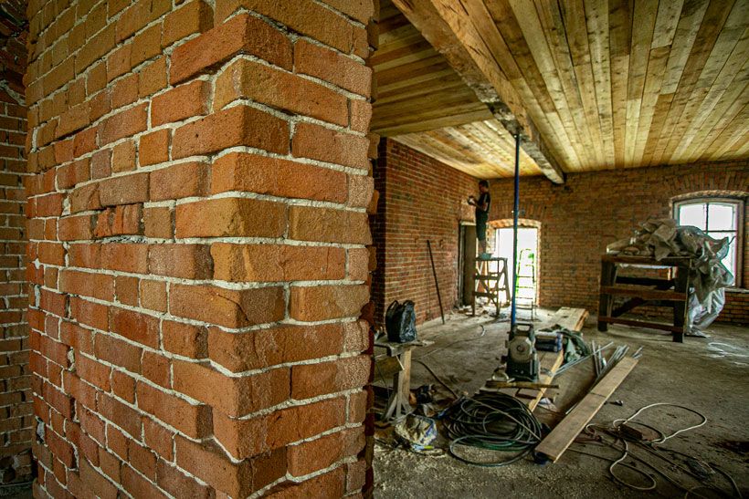 строители чинят пол в доме купца Минина в Колывани