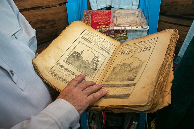 мужчина держит Коран
