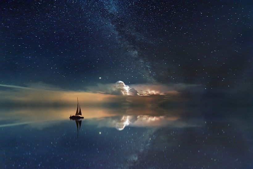 Яхта на фоне звездного неба