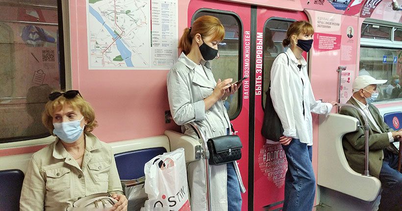 Женщина в масках в метрополитене