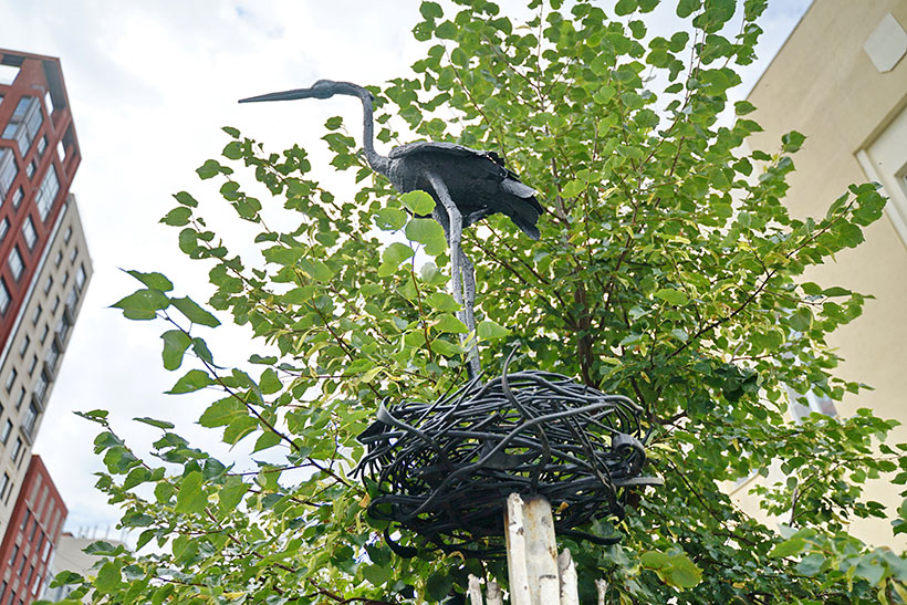 Скульптура гнезда с аистом