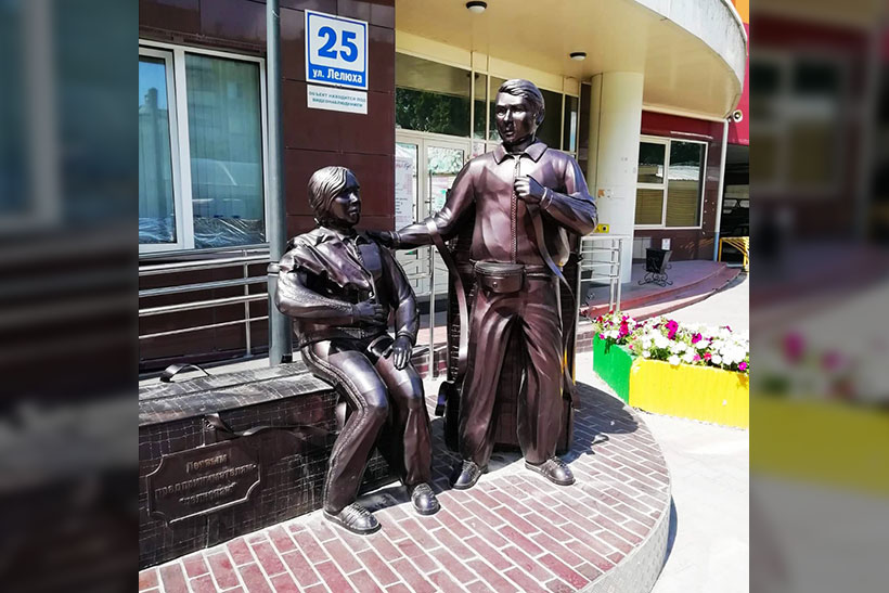Статуя двух предпринимателей