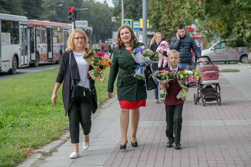 женщины с цветами идут по улице