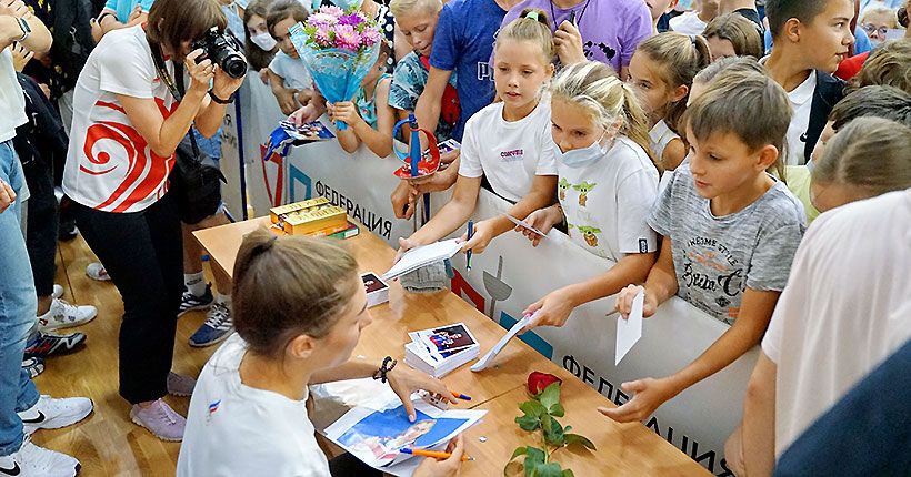 София Позднякова,  двукратная победительница Олимпиады в Токио, встреча с юными спортсменами