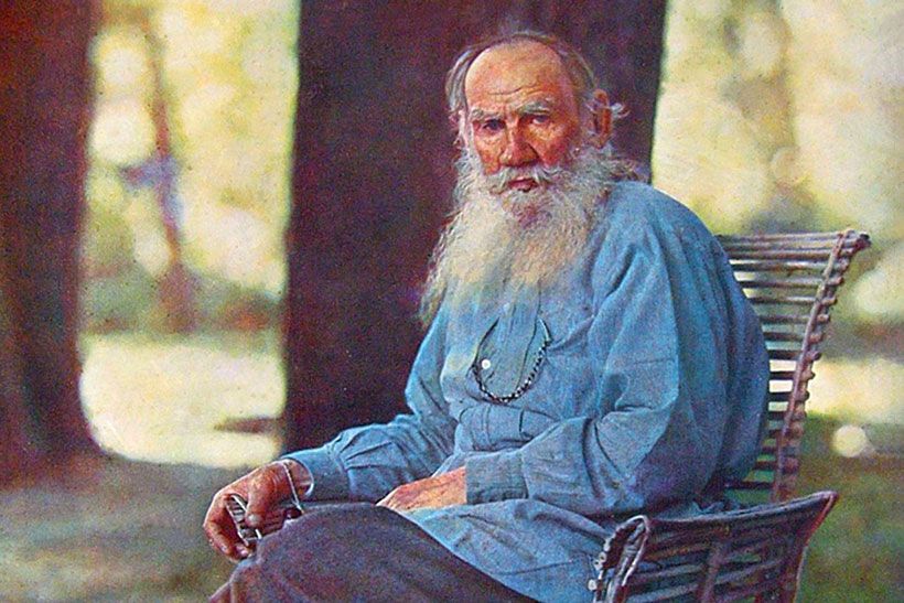 Картина с изображением сидящего Льва Толстого