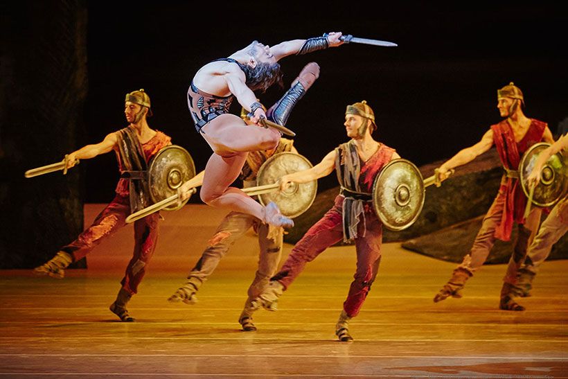 Артист балета в прыжке во время балета Спартак