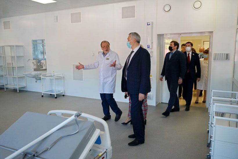 Главврач Сузунской ЦРБ Владимир Утёнков показывает губернатору корпус больницы