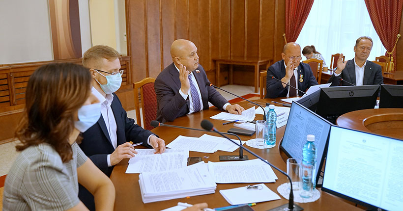 На заседании комитета по социальной политике голосуют Игорь Гришунин, Юданов и Похил