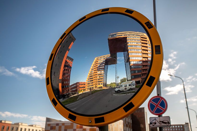 отражение в зеркале здания Технопарка