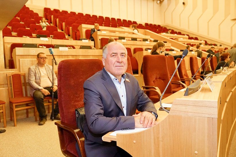 Анатолий Жуков в большом зале заседаний Законодательного собрания Новосибирской области