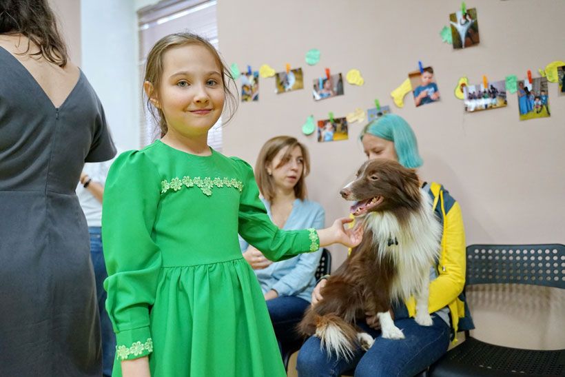 Даша Семёнова гладит собаку