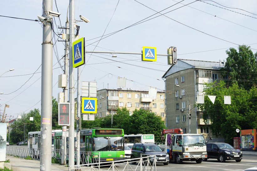 Машины и автобус на улицах Новосибирска