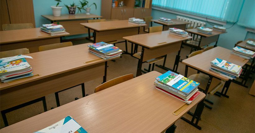 школьные столы без учеников