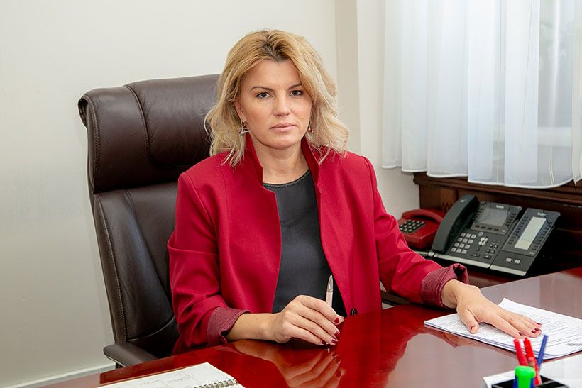 Ирина Диденко в красном пиджаке