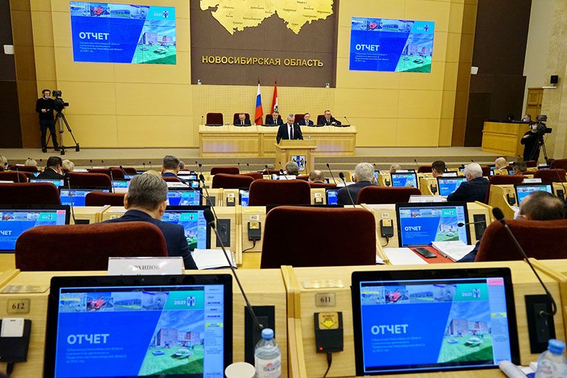 Губернатор Андрей Травников выступает с докладом на сессии заксобрания