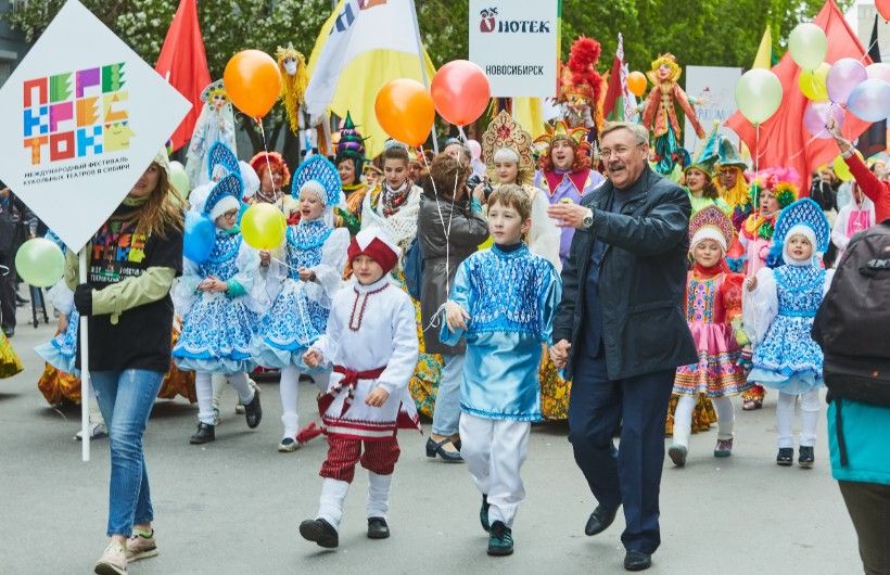 Юрий Горлатых на улице Ленина во время фестиваля "Перекресток"