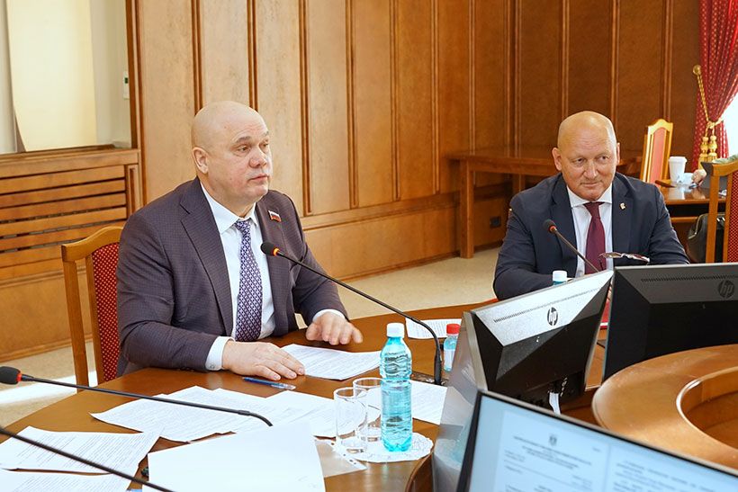Игорь Гришунин и Анатолий Юданов за столом на заседании комитета по социальной политике