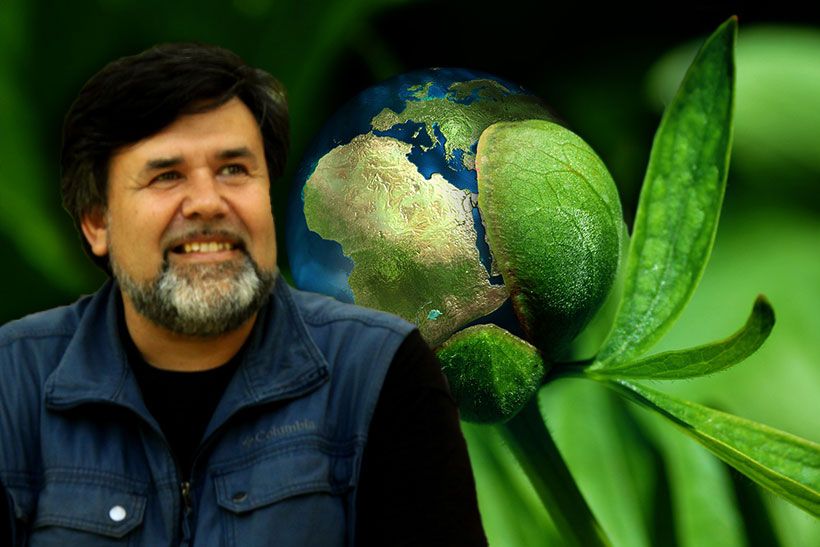 Эколог Александр Дубынин на фоне цветка с бутоном в виде планеты Земля