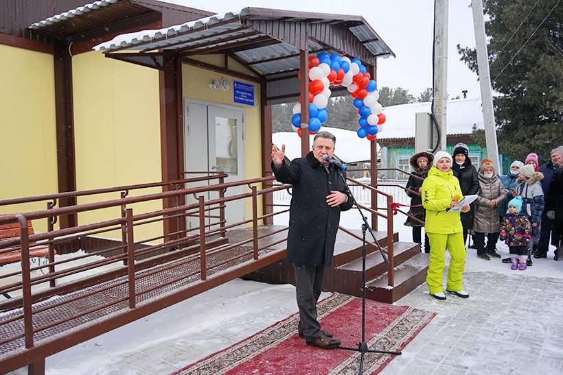 Андрей Шимкив говорит в микрофон у входа в новый ФАП в Сузунском районе